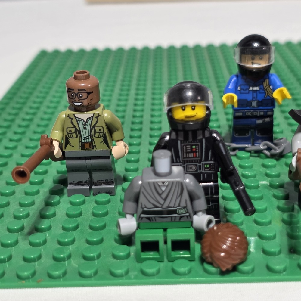 LEGO Minifigures Lot of 6 w/ Accessories Police Officer & More - Picture 5 of 11